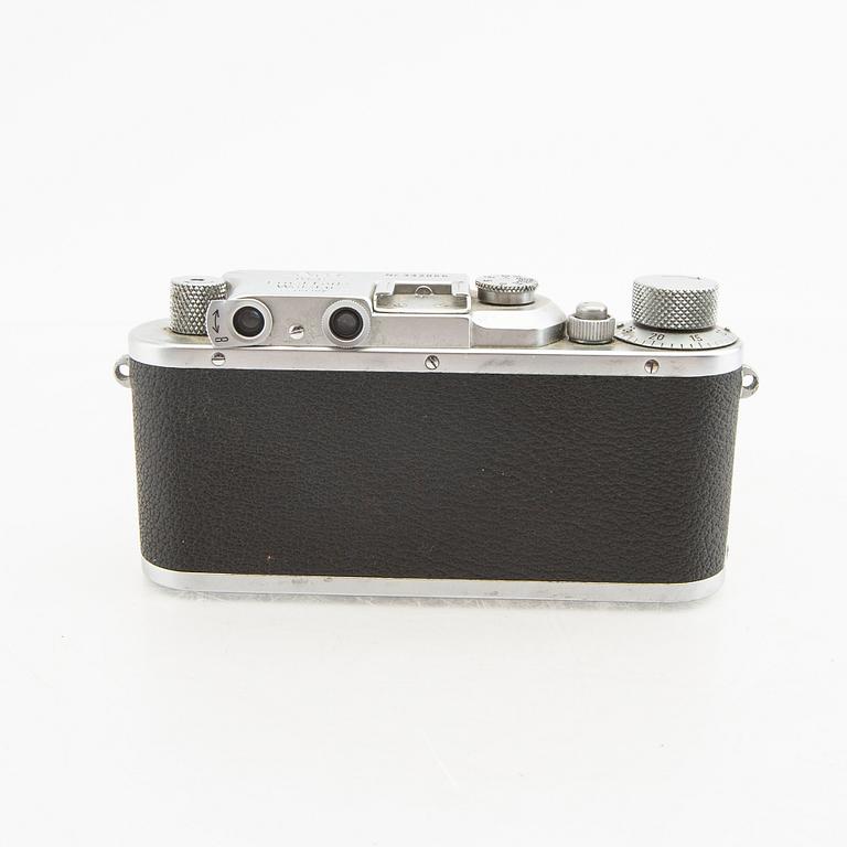 Kameror 2 st samt tillbehör Leica.