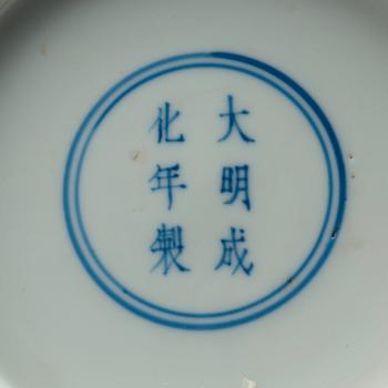 A five clawed dragon dish, Qing dynasty, with Chenghuas six character mark.