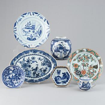 A group of seven Chinese porcelain objects, Qing dynasty, 18th/19th century.