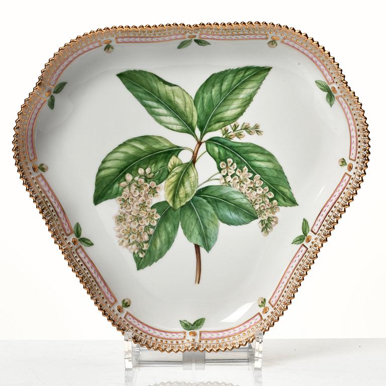 Tazza samt uppläggningsfat, porslin. Royal Copenhagen, "Flora Danica", Danmark, 1900-tal.