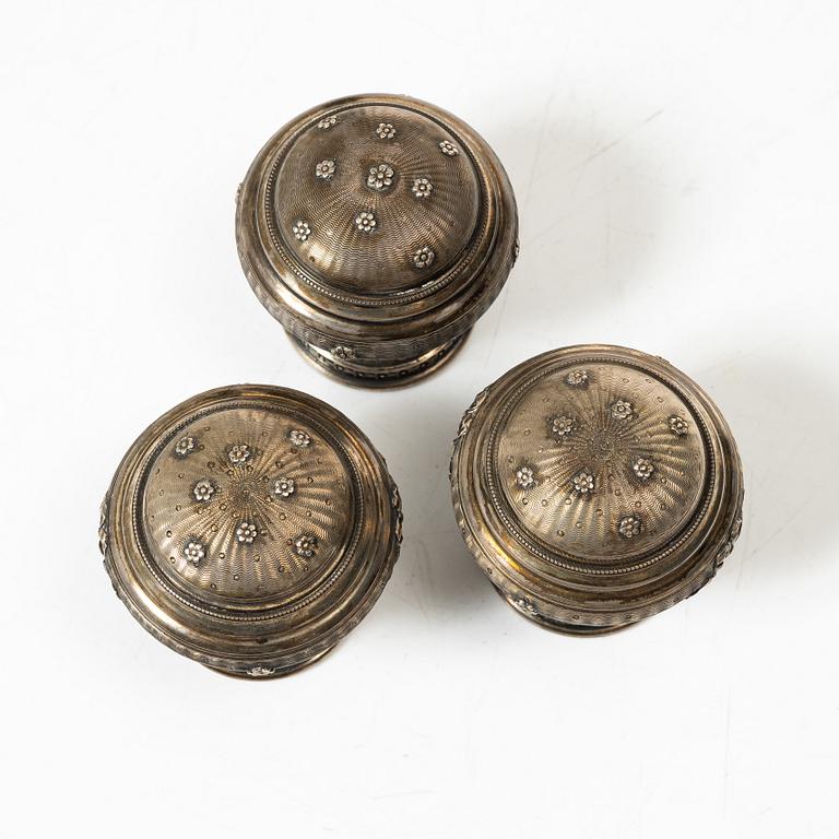 Flakonger, 3 st, silver och glas, Frankrike, sent 1800-tal.