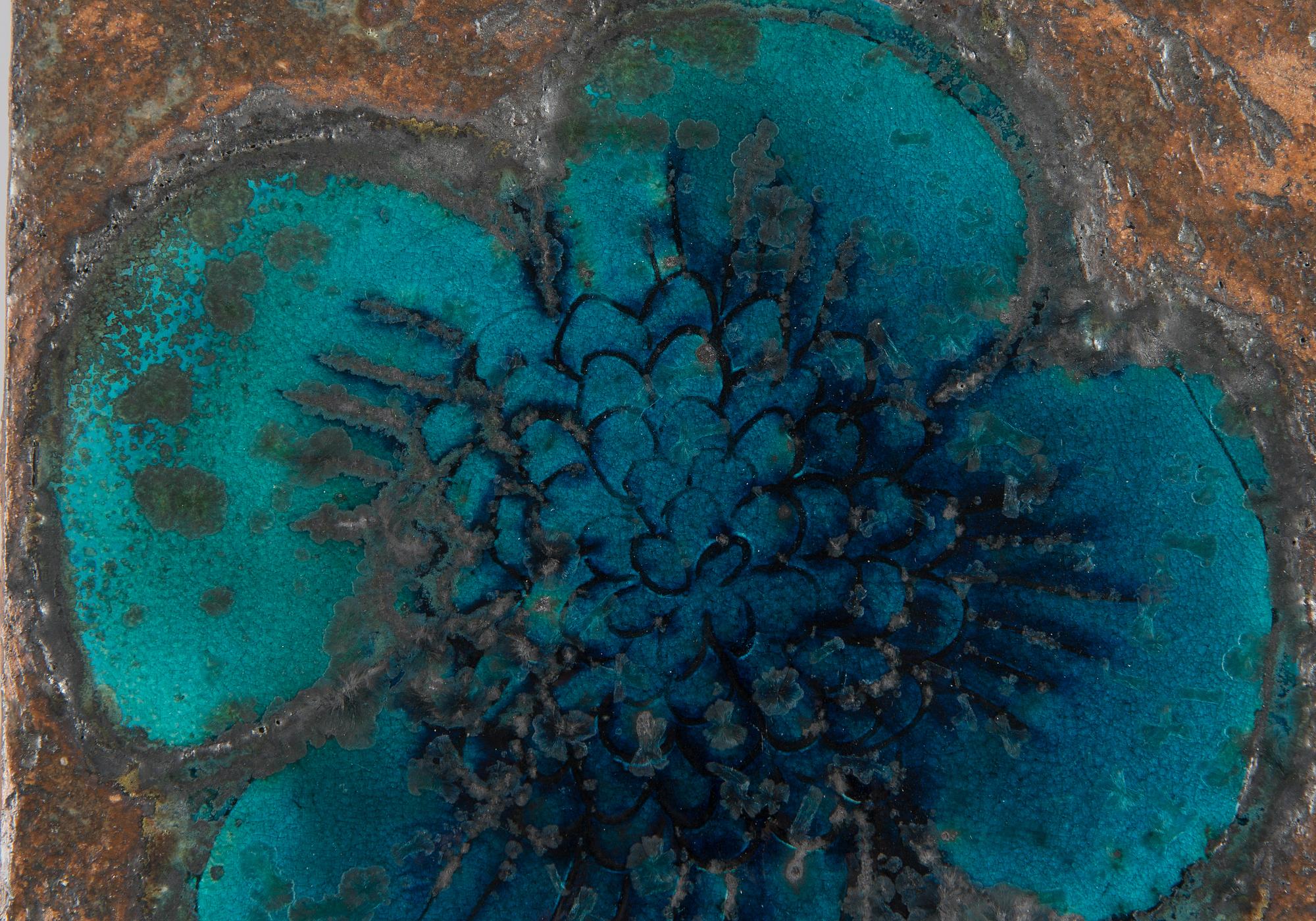 Annikki Hovisaari, reliefi, kivitavaraa, signeerattu AH ARABIA.