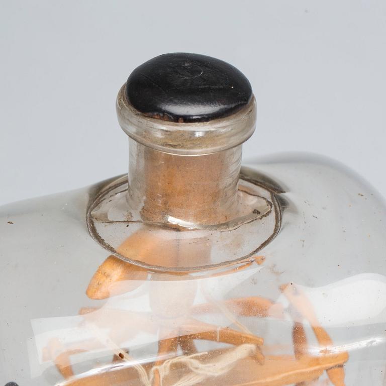 FLASKA MED SJÖMANSARBETE, med vävstol.