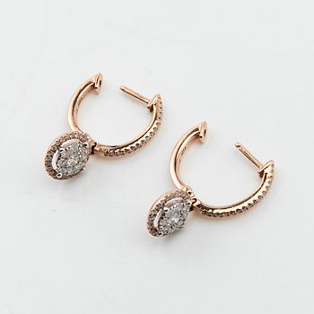 Örhängen, ett par, 14K roseguld med briljantslipade diamanter.