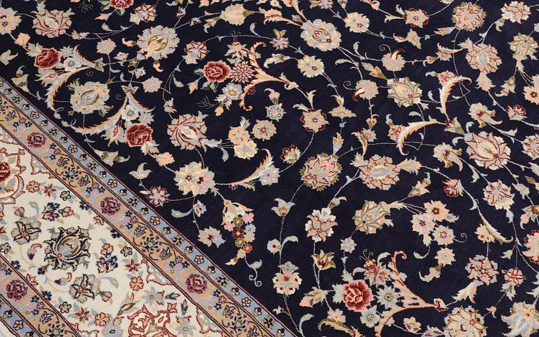 Carpet, Isfahan with silk elements, 300 x 203 cm.