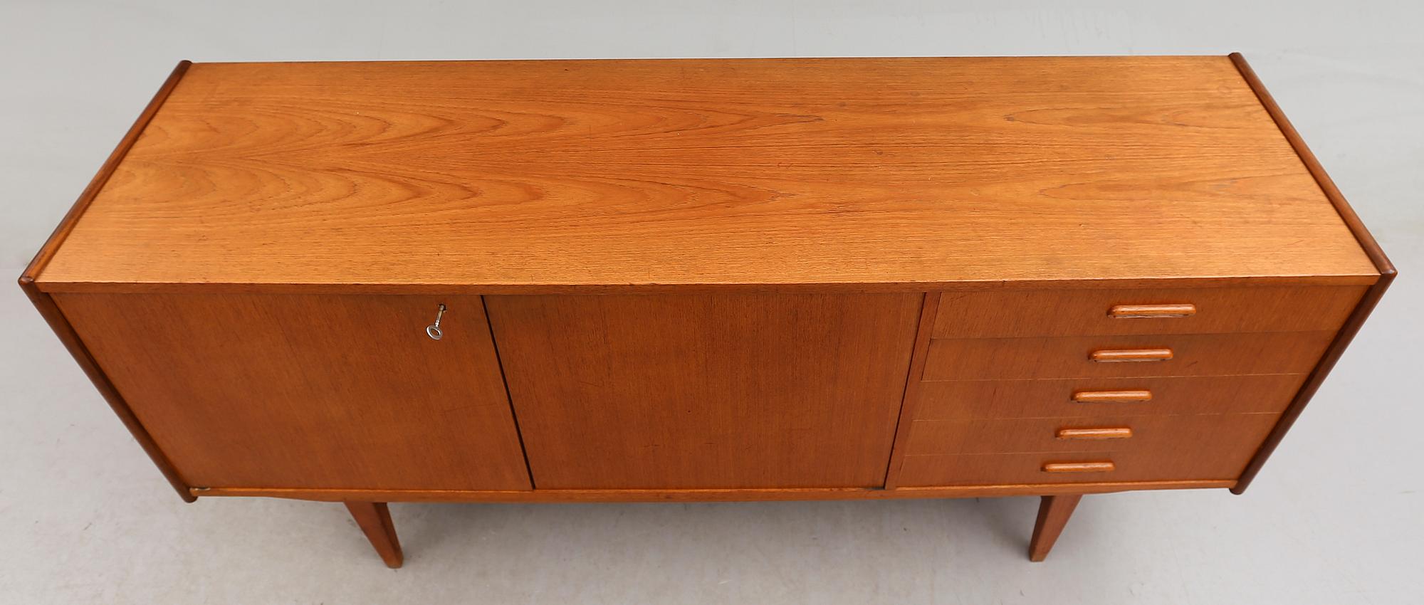 SIDEBOARD, 1900-talets mitt.