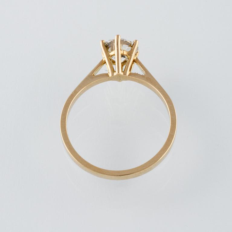 RING, 18K guld med briljantslipad diamant 1.03 ct. Vikt 2,9 gram.