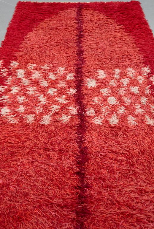 Edna Martin, a carpet, knotted pile, ca 262,5 x 94-97 cm, signed EM HAV (Edna Martin, Handarbetets Vänner).