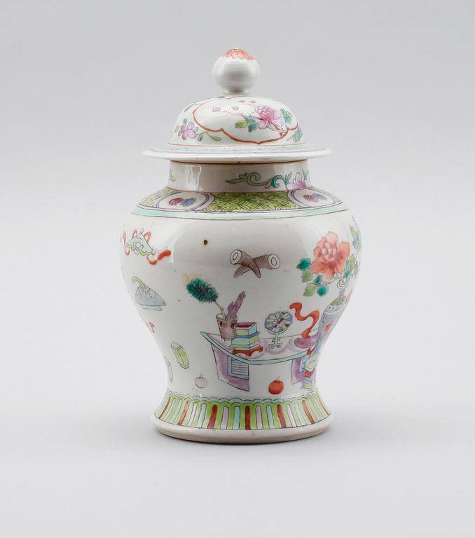 LOCKURNA, porslin, Kina, 1900-tal.