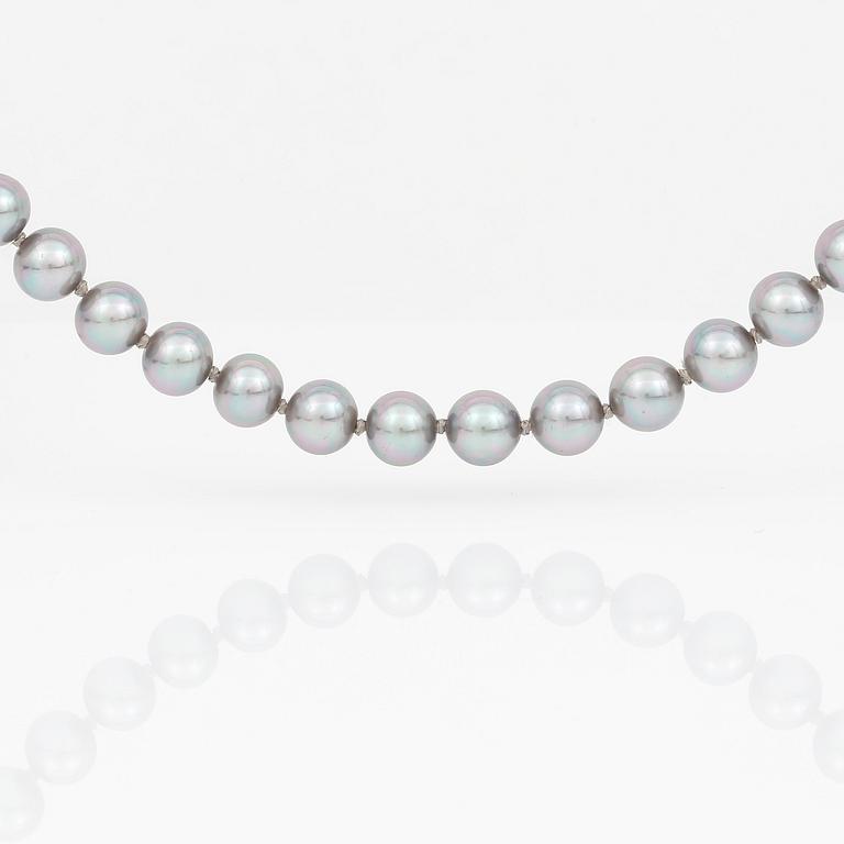 PÄRLCOLLIER, grå färgade odlade pärlor med försilvrat lås med vita pastestenar.