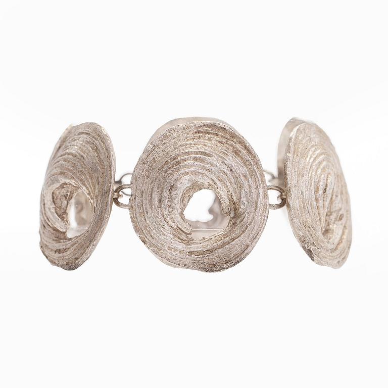 Helky Juvonen, rannekoru, sterlinghopea, Westerback, Helsinki 1972.