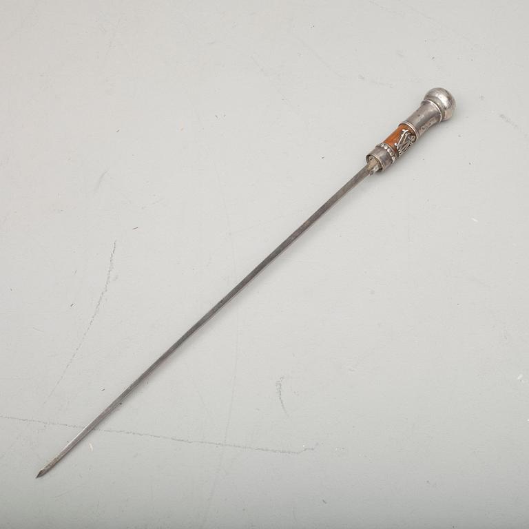 SPATSERKÄPP / STICKVAPEN, bambu och silver, 1800-tal.