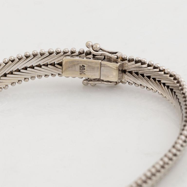 18K white gold and brilliant cut diamond bracelet.