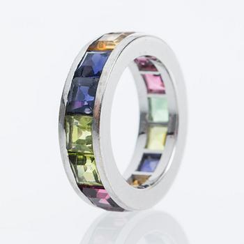 RING, 18K vitguld med princesslipade ädelstenar.