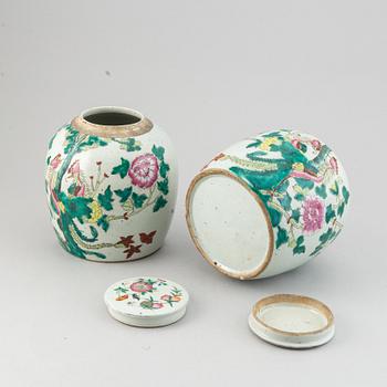 A pair of Chinese porcelain urns, 19th century.