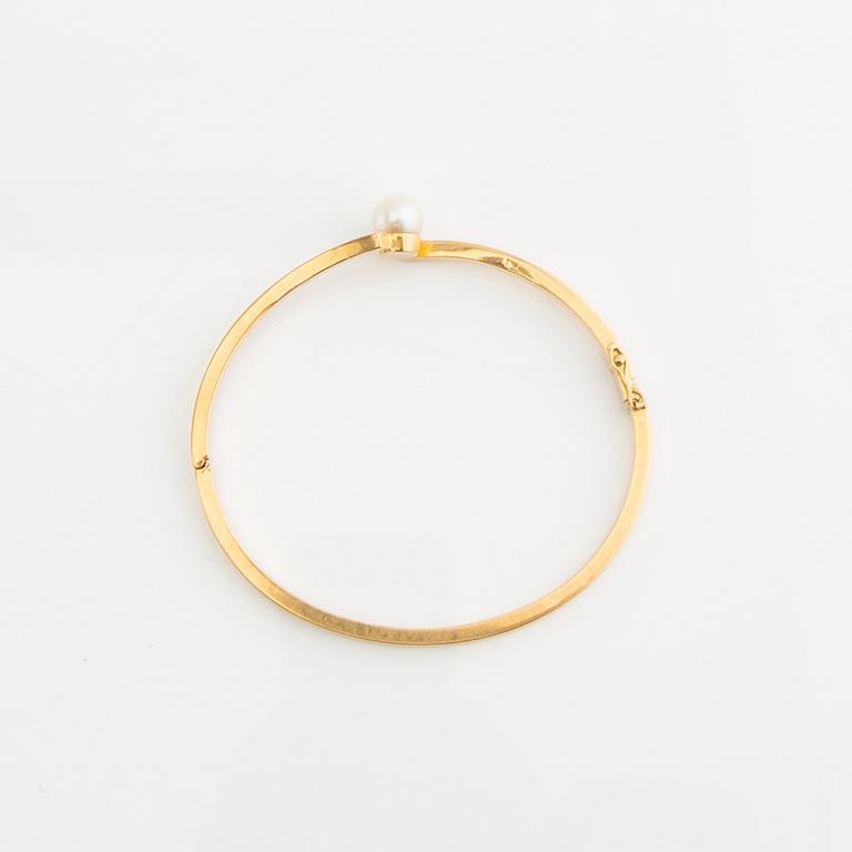 Bracelet and ring, 18k gold with pearls and brilliant-cut diamonds.