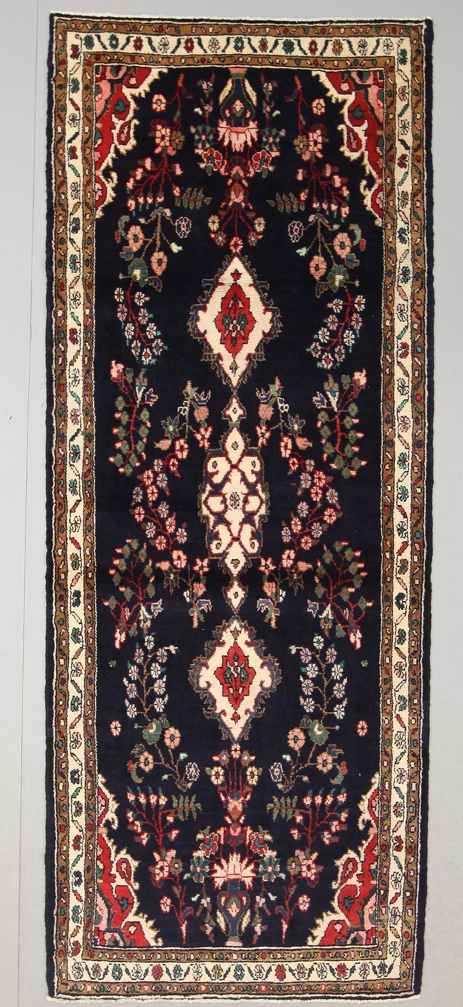 MATTA, Hamadan, 275 x 105 cm.
