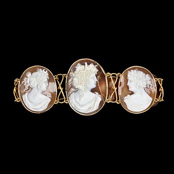 ARMBAND, 18k guld med snäckskalscaméer, Ambrosius Kock, Stockholm, 1862.