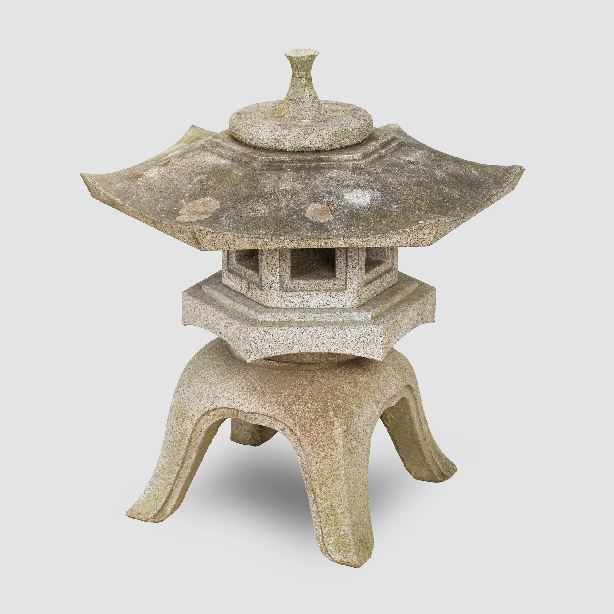 Puutarhalyhty, yukimi-dōrō, Japani.