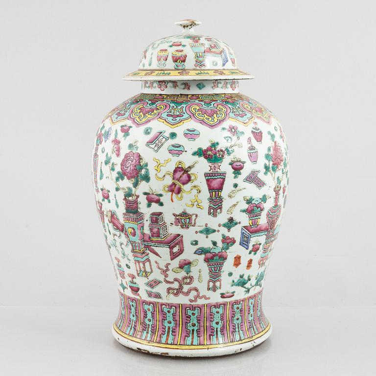 A Chinese famille rose porcelain urn with cover, late Qing dynasty / early 20th century.