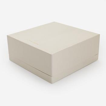 A. Tillander, malja, sterlinghopeaa ja emalia. Helsinki 2005.