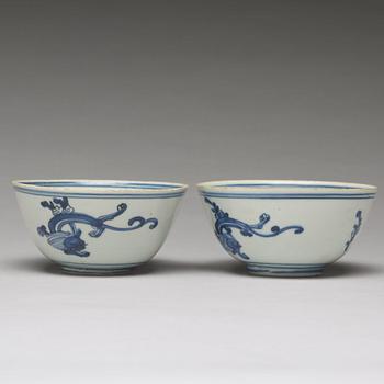 A pair of blue and white bowls, Ming dynasty, 17th Century.