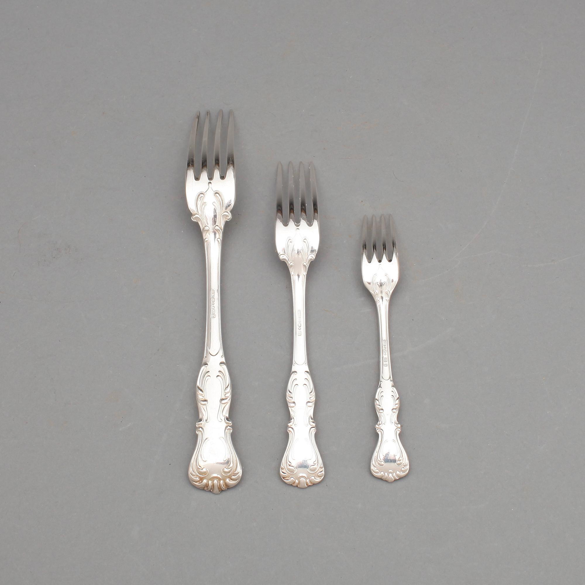 BESTICKSERVIS, 109 delar, silver modell Prins Albert CG Hallberg, Stockholm 1900-tal. Totalvikt ca 6200gr.