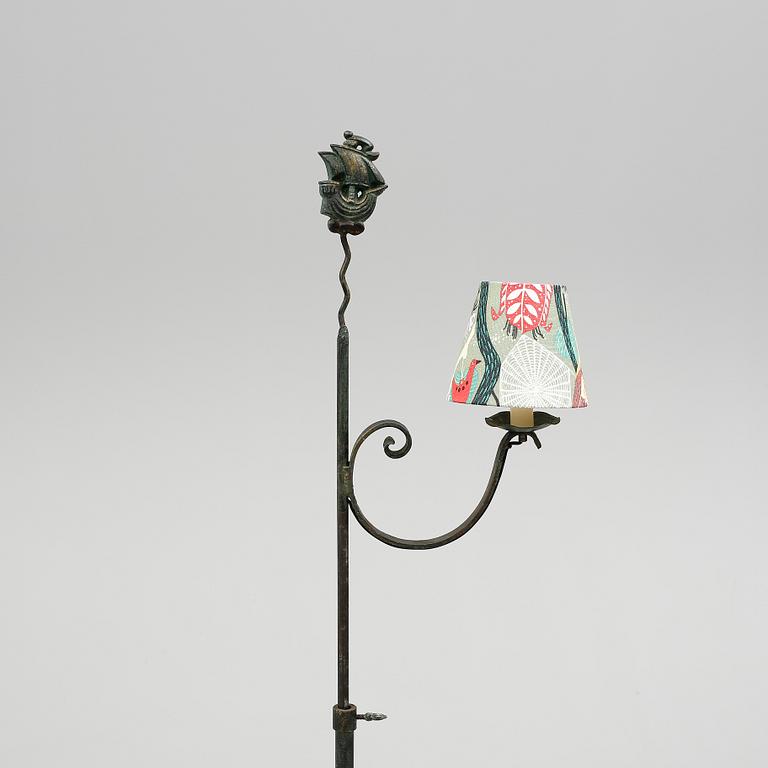 GOLVLAMPA, smide, 1900-talets första hälft.