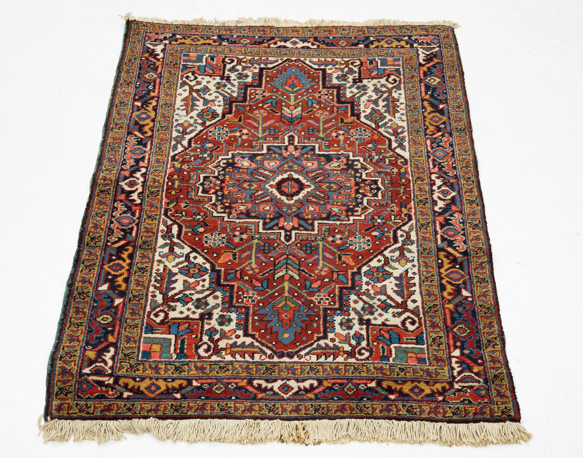 Matto, Antiikki/semi-antiikki Heris/Gorovan, noin 155 x 112 cm.