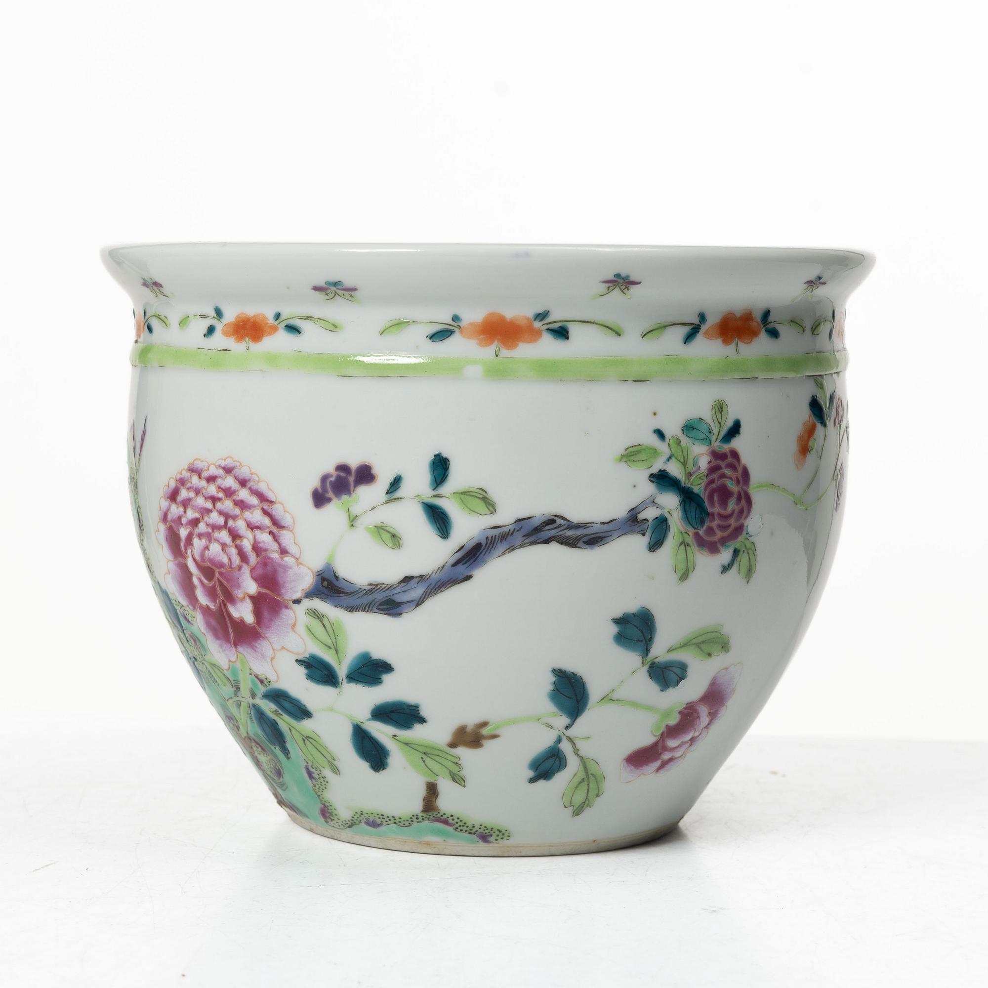 Mugg samt ytterfoder, porslin. Kina, Qingdynastin.