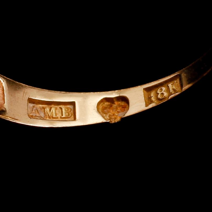 RING, 18 k vit- och rödguld, svenska stämplar 1934, med 3 briljanter totalt ca 0,75 ct. Total vikt med stenar ca 4 g.