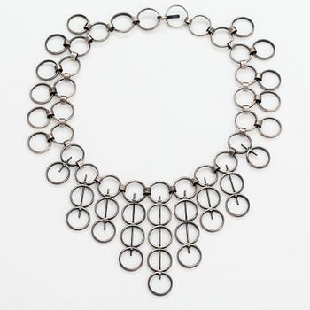 Kaija Aarikka, A silver necklace and bracelet. Pekka Ilmari Sarvanto, Helsinki 1065.