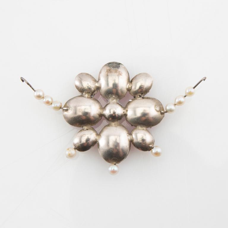 Tiara av silver med odlade pärlor och rosa fasetterat glas, ring av silver med syntetisk rosa safir, Hässleholm 1964.