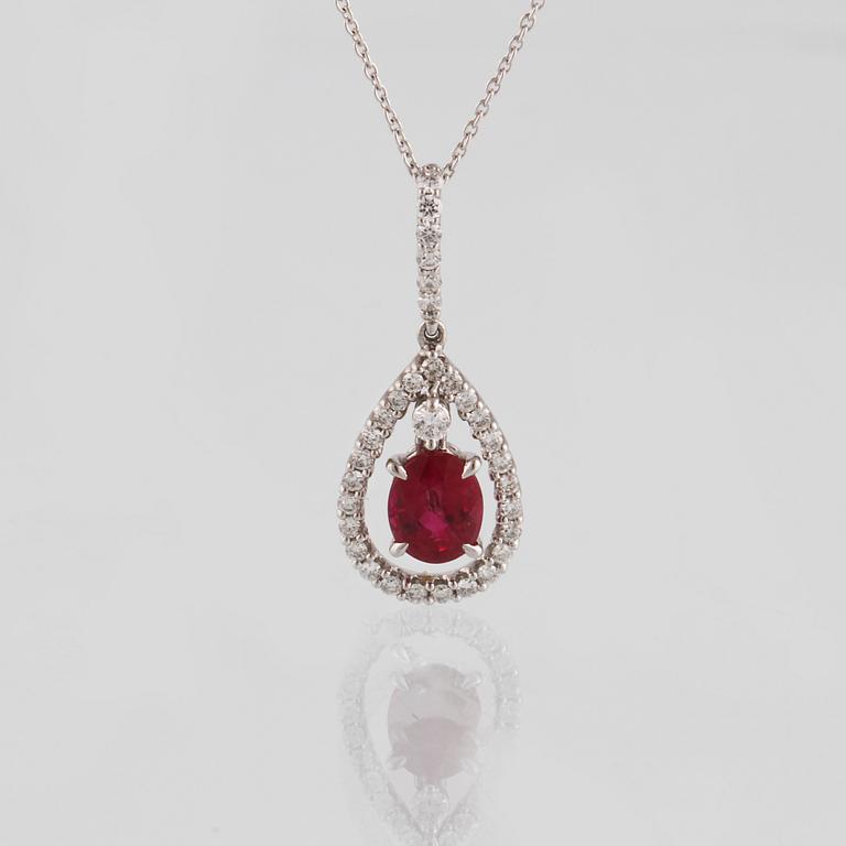 HÄNGE, 18K vitguld med fasettslipad rubin ca 0.87 ct samt briljantslipade diamanter ca 0.23 ct. Vikt 2,6 gram.