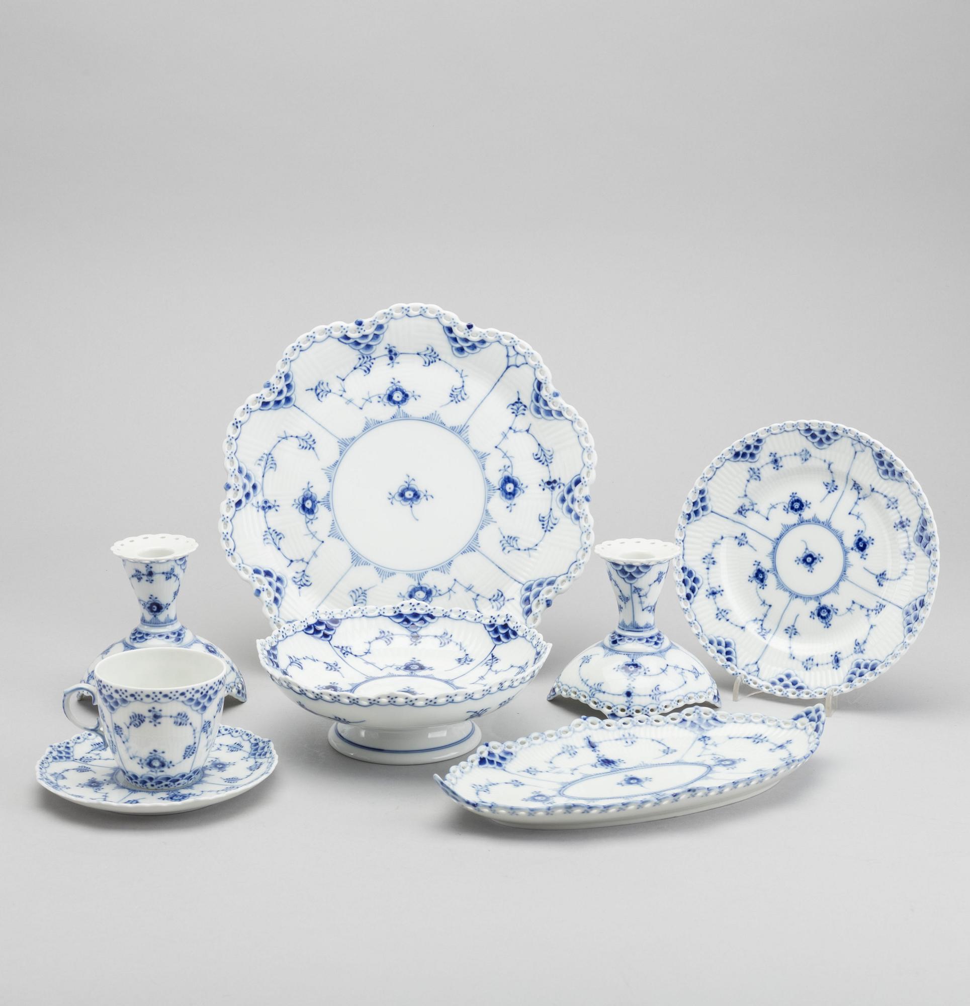 DINNERWARE, 16 pieces, "Musslemalet", Royal Copenhagen.