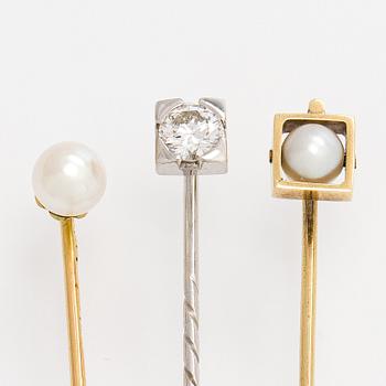Kråsnålar, 3 st, briljantslipad diamant, pärlor, 14K och 18K guld och vitguld.