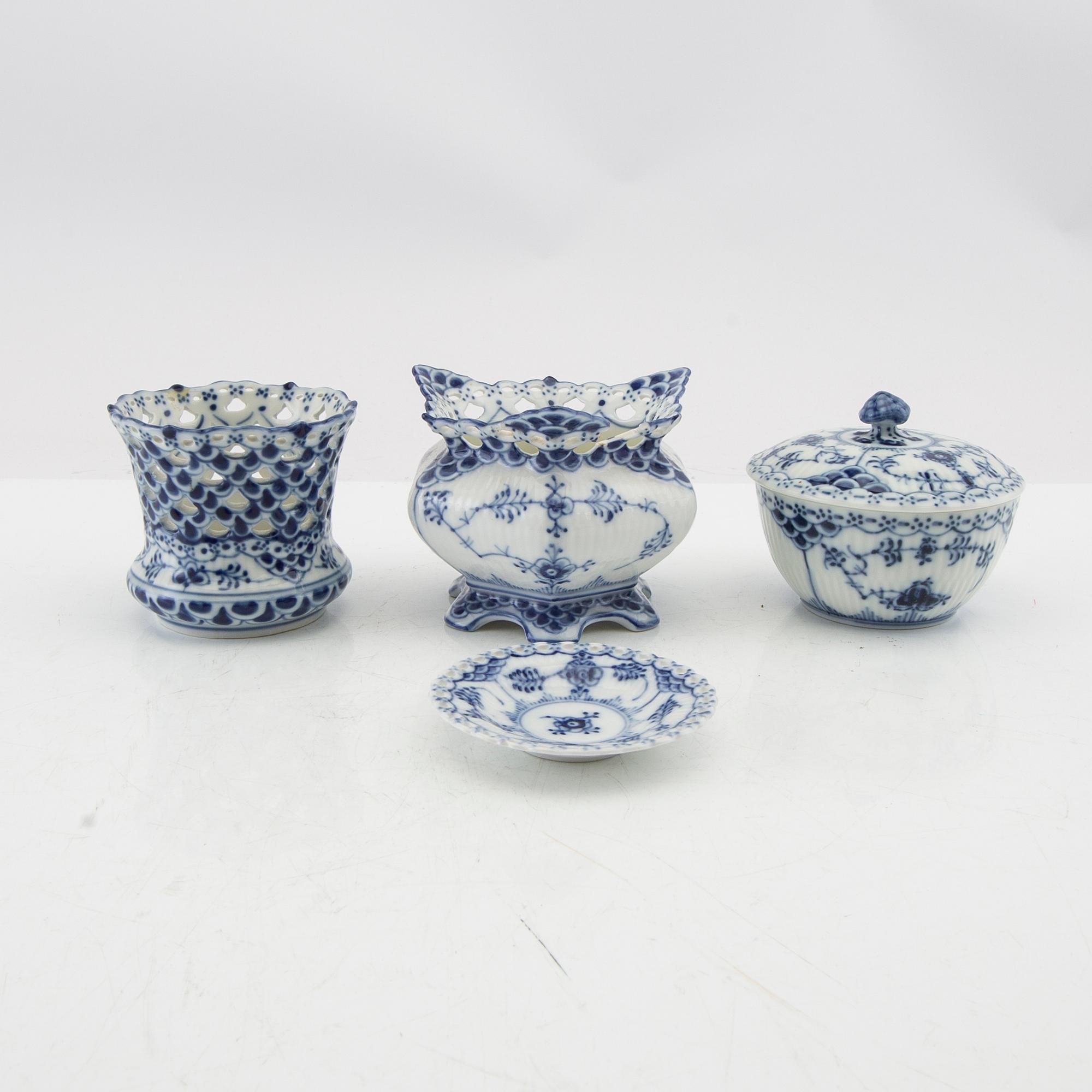 Service 52 pcs Musselmalet Royal Copenhagen Denmark porcelain.