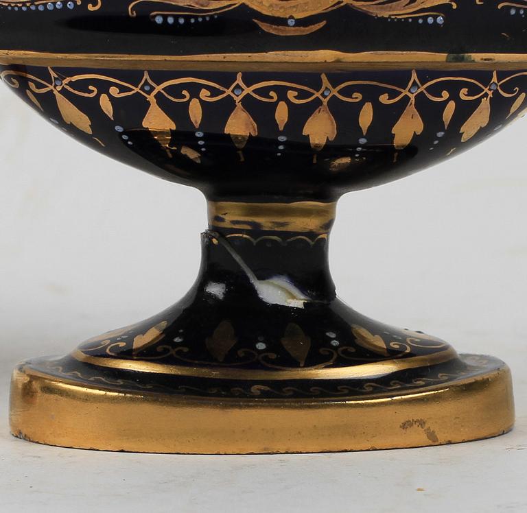 URNOR, ett par, porslin, Louis XVI-stil, tidigt 1900-tal.