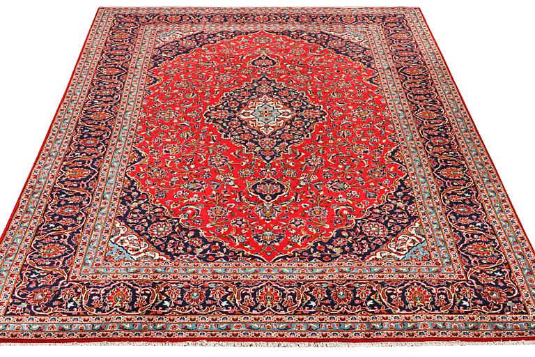 A Kashan carpet, a. 360 x 245 cm.