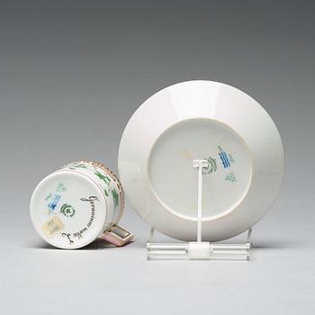 KAFFEKOPPAR med FAT, åtta stycken, porslin. "Flora Danica", Royal Copenhagen, Danmark.