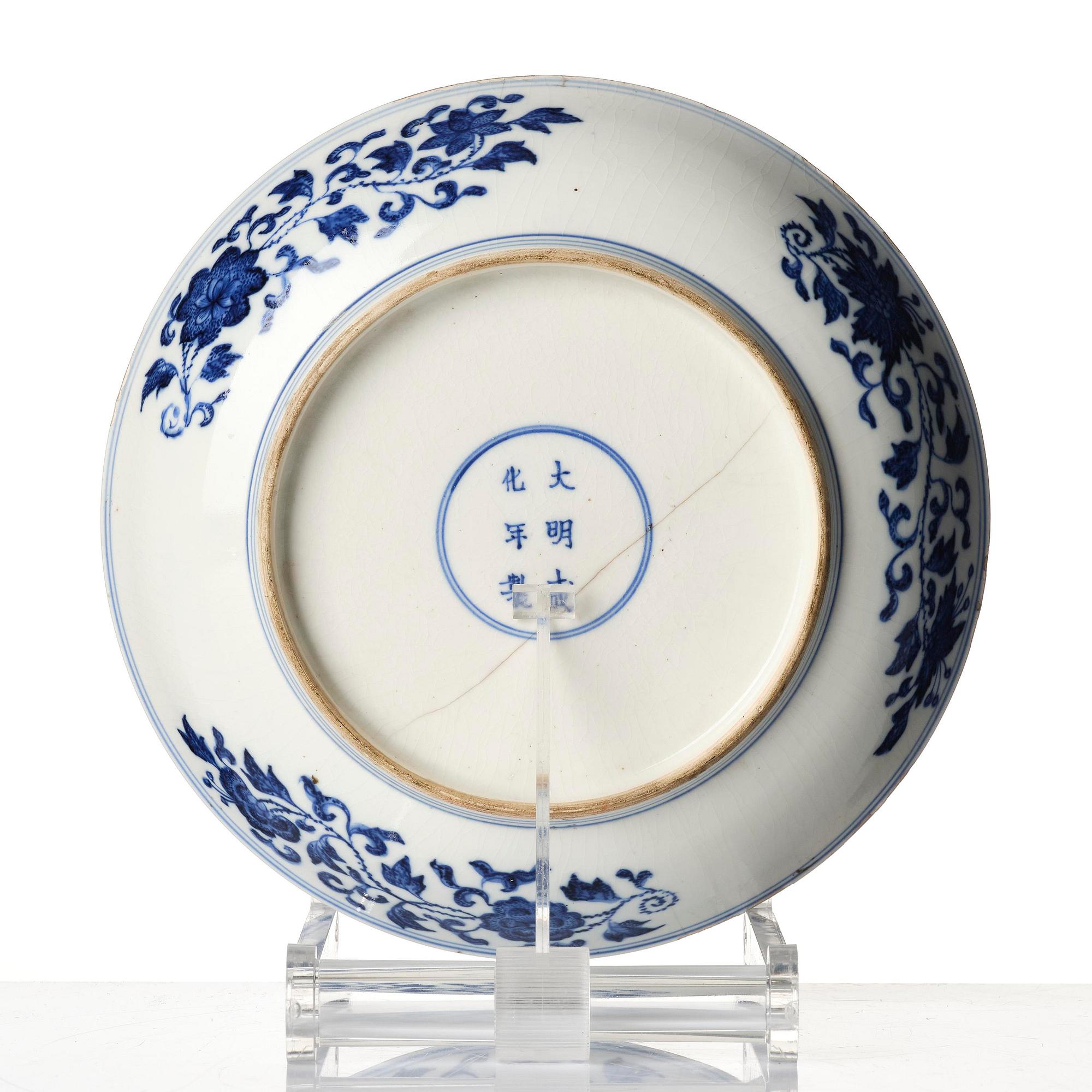 Tallrik, mjukt porslin. Qingdynastin, 1700-tal med Chenghuas märke.