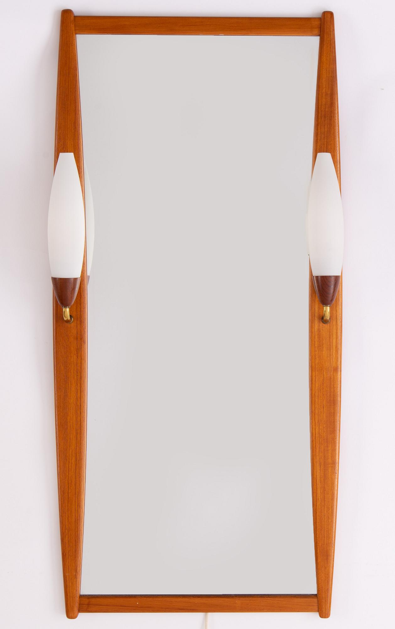 SPEGEL, med belysning, Nybrofabriken, 'Lydia', teak.