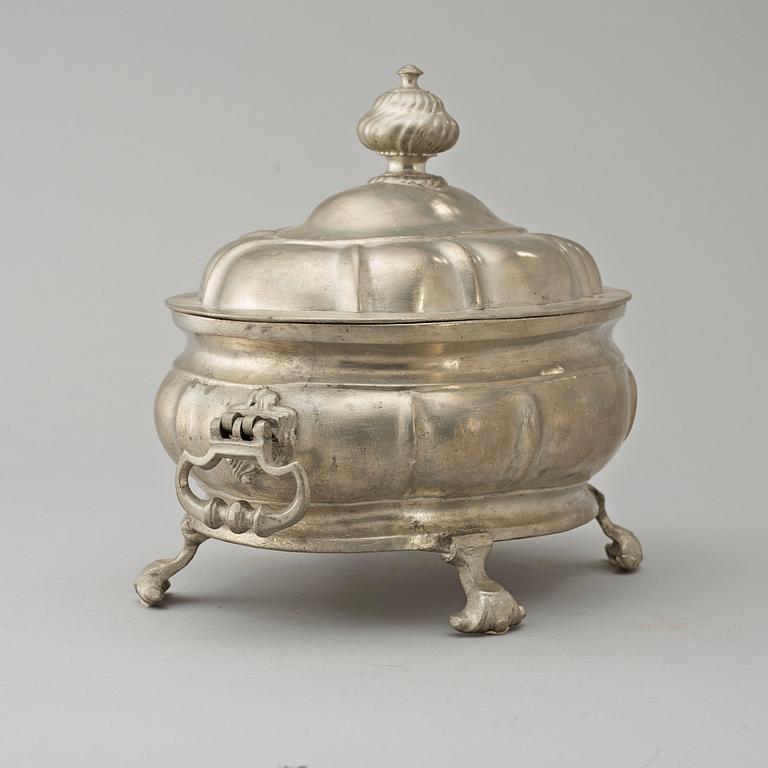 A Rococo pewter tureen with cover by L. Lundwall, master in Jönköping 1761.