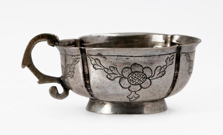 VODKAKOPP, silver, Ryssland, 1700-tal. Vikt ca 26 gram.