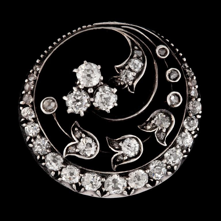 A old- and rose-cut diamond brooch.