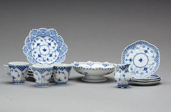 SERVISDELAR, 17 delar, porslin, "Musselmalet"(delvis helblond) Royal Copenhagen.