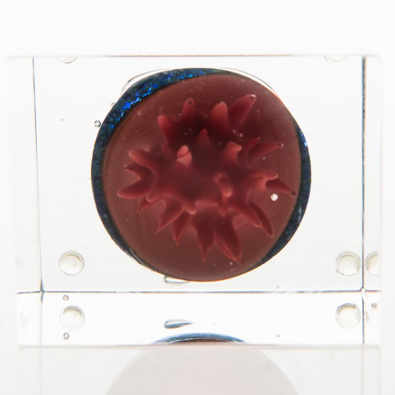 OIVA TOIKKA, An annual cube signed Oiva Toikka Nuutajärvi 1991 and numbered 82/2000.