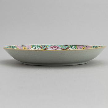 A famille rose dish, Qing dynasty, Qianlong (1736-95).