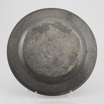 An English pewter charger, first part 18th century.