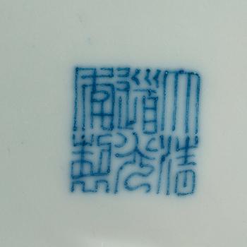 SKÅLFAT, ett par, porslin. Qing dynastin, med Daouguang sigillmärke.